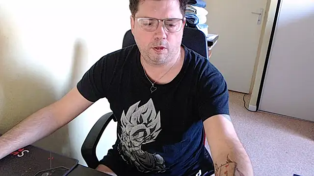 Snapshot of blueandwhite1 chatting on February 5, 3:20 pm blueandwhite1 online show from February 5, 3:20 pm