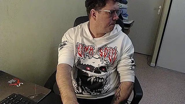 Snapshot of blueandwhite1 chatting on February 9, 9:16 am blueandwhite1 online show from February 9, 9:16 am