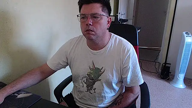 Snapshot of blueandwhite1 chatting on September 17, 7:32 am blueandwhite1 online show from September 17, 7:32 am