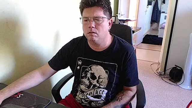 Snapshot of blueandwhite1 chatting on October 2, 2:35 pm blueandwhite1 online show from October 2, 2:35 pm