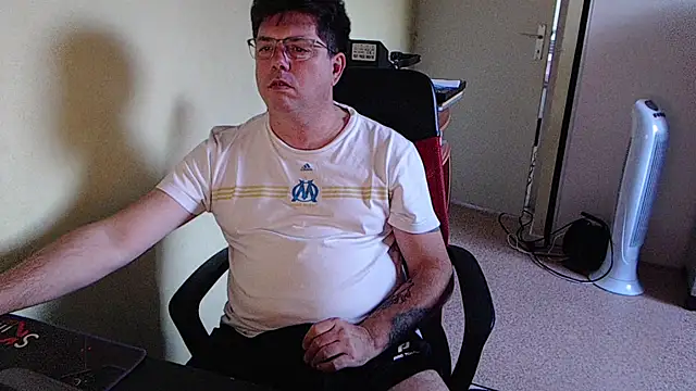 Snapshot of blueandwhite1 chatting on October 13, 4:51 pm blueandwhite1 online show from October 13, 4:51 pm