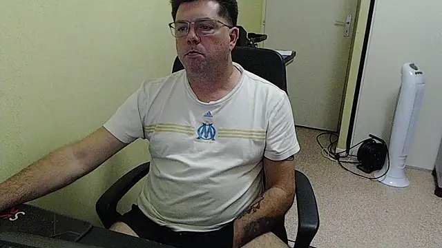 Snapshot of blueandwhite1 chatting on October 14, 8:20 pm blueandwhite1 online show from October 14, 8:20 pm