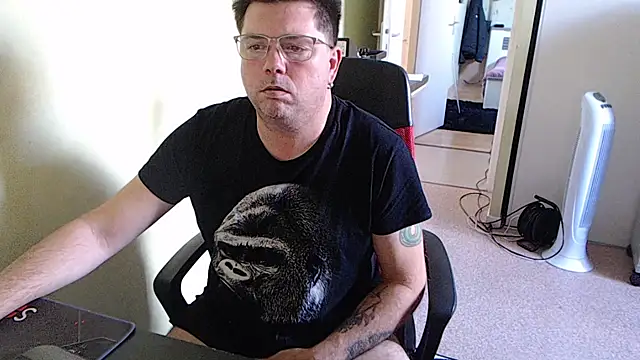 Snapshot of blueandwhite1 chatting on October 15, 3:01 pm blueandwhite1 online show from October 15, 3:01 pm