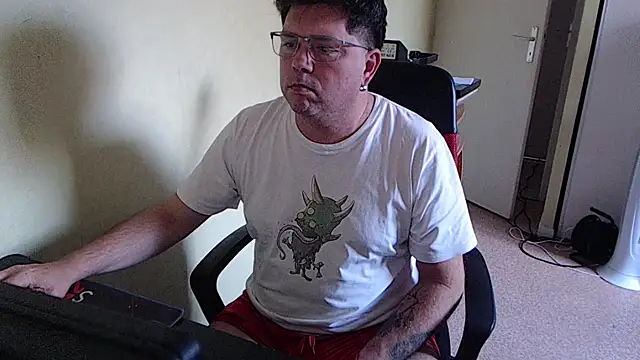 Snapshot of blueandwhite1 chatting on November 4, 3:33 pm blueandwhite1 online show from November 4, 3:33 pm