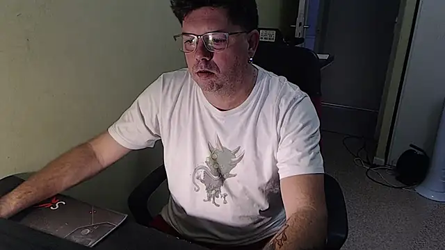 Snapshot of blueandwhite1 chatting on November 5, 8:14 am blueandwhite1 online show from November 5, 8:14 am