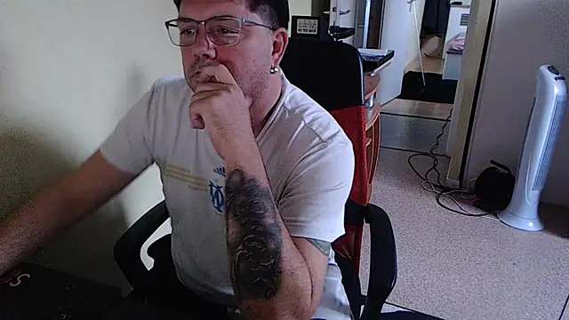 Snapshot of blueandwhite1 chatting on November 6, 4:08 pm blueandwhite1 online show from November 6, 4:08 pm