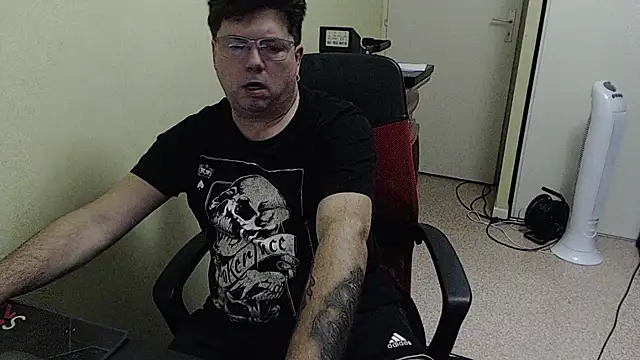 Snapshot of blueandwhite1 chatting on November 10, 4:17 pm blueandwhite1 online show from November 10, 4:17 pm