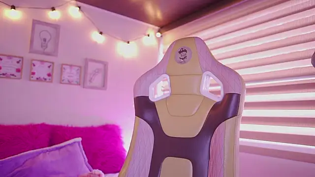  chloe moons  online show from February 23, 9:12 pm