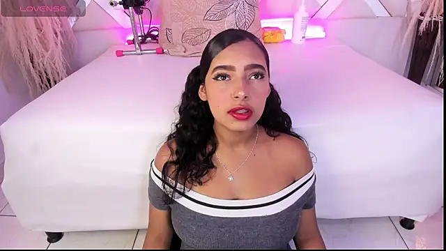 Zoe-Johnson  online show from May 27, 9:45 pm