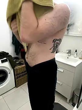 Snapshot of TomieSoichi chatting on October 2, 5:03 am TomieSoichi online show from October 2, 5:03 am