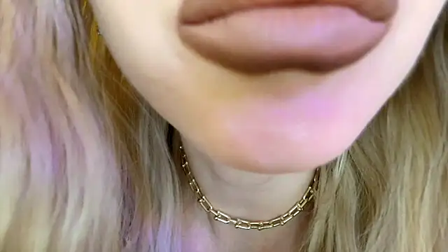 Snapshot of Politeeliza chatting on May 13, 8:27 pm Politeeliza online show from May 13, 8:27 pm