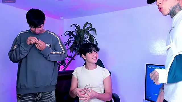 Snapshot of Handsomeboyss19 chatting on September 19, 1:40 am Handsomeboyss19 online show from September 19, 1:40 am