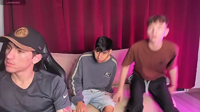 Snapshot of Handsomeboyss19 chatting on October 3, 1:24 am Handsomeboyss19 online show from October 3, 1:24 am