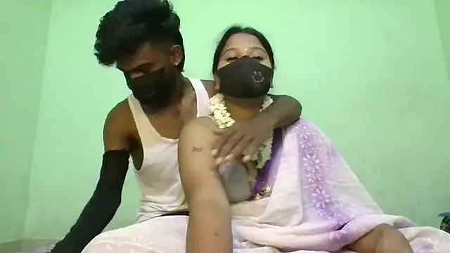 Snapshot of Shneeha_le chatting on October 15, 5:02 pm Shneeha le online show from October 15, 5:02 pm