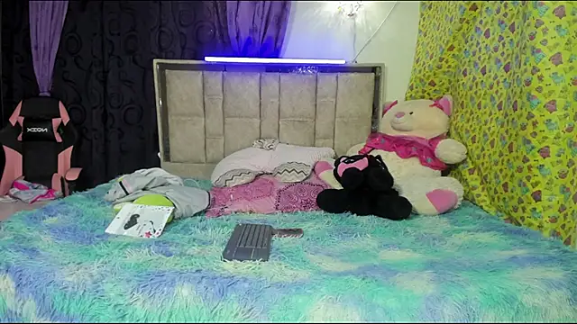 Snapshot of skinnyanddaphne chatting on May 23, 5:50 pm skinnyanddaphne online show from May 23, 5:50 pm
