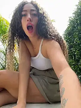 Snapshot of roxyrougee chatting on May 7, 2:44 pm roxyrougee online show from May 7, 2:44 pm