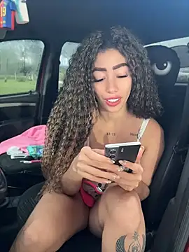 Snapshot of roxyrougee chatting on May 15, 11:17 am roxyrougee online show from May 15, 11:17 am
