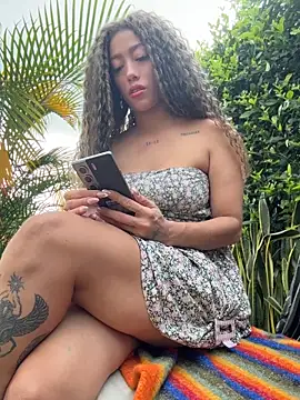 Snapshot of roxyrougee chatting on May 23, 9:19 pm roxyrougee online show from May 23, 9:19 pm