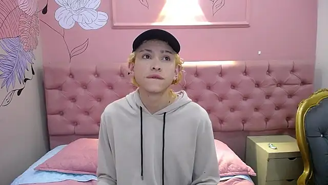 Snapshot of Aaron_Fordd chatting on November 24, 11:32 am Aaron Fordd online show from November 24, 11:32 am