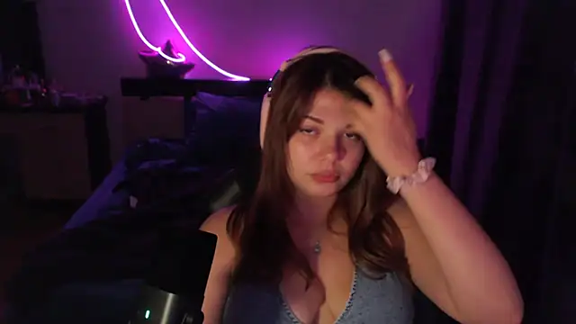 Snapshot of NutsGilmore chatting on October 18, 2:29 pm NutsGilmore online show from October 18, 2:29 pm