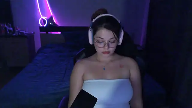 Snapshot of NutsGilmore chatting on October 23, 3:44 pm NutsGilmore online show from October 23, 3:44 pm