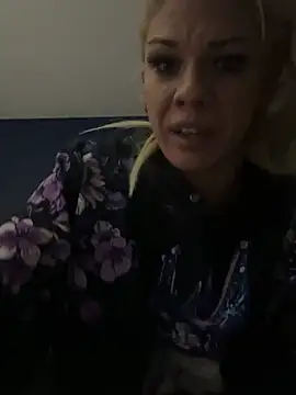 Snapshot of DesireableBlonde chatting on May 14, 10:33 am DesireableBlonde online show from May 14, 10:33 am