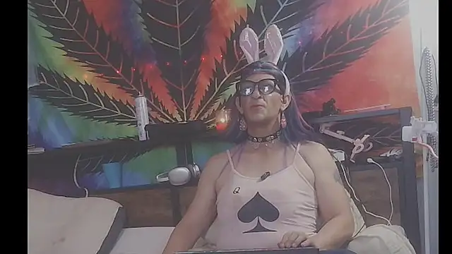Snapshot of mistismoker chatting on April 15, 3:13 am mistismoker online show from April 15, 3:13 am