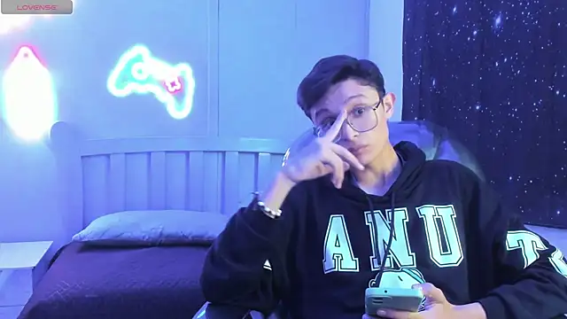 SantiagoRusso18 online show from October 2, 1:12 am