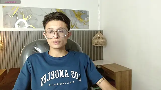 SantiagoRusso18 online show from March 4, 5:19 pm