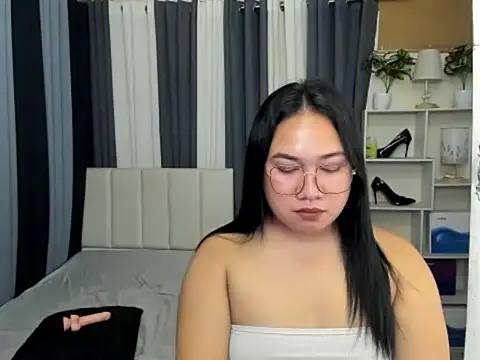 TsUncutKaren online show from March 14, 6:08 am