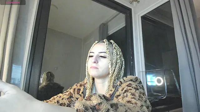 Ella Vee online show from October 26, 4:07 am