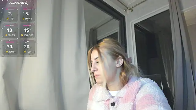 Ella Vee online show from November 11, 3:39 am