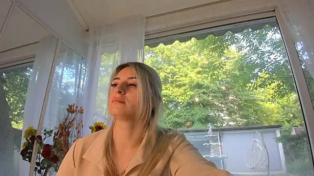 Ella Vee online show from May 11, 4:40 am