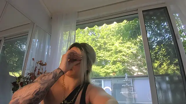 Ella Vee online show from May 24, 5:12 am