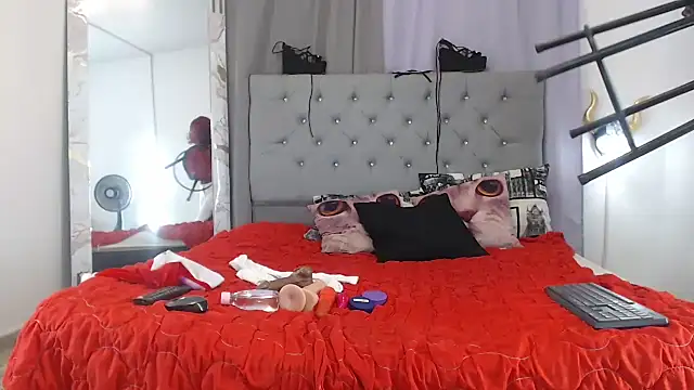 KarolLewys online show from December 5, 1:31 pm