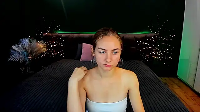 MilaAddams online show from September 21, 5:42 am