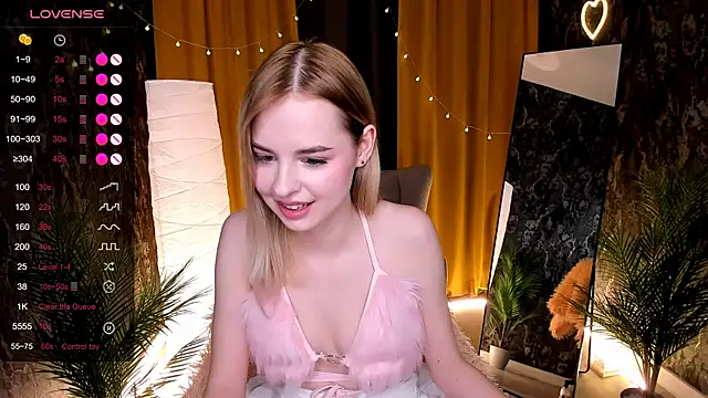 Snapshot of LillianShine chatting on April 25, 7:55 am LillianShine online show from April 25, 7:55 am