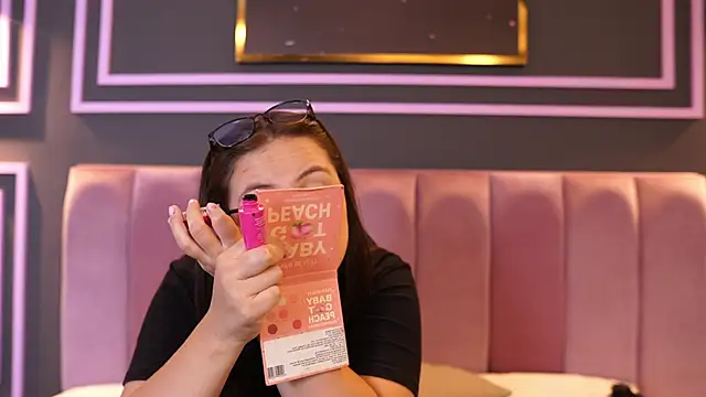 Tayler Kim online show from December 19, 7:32 pm