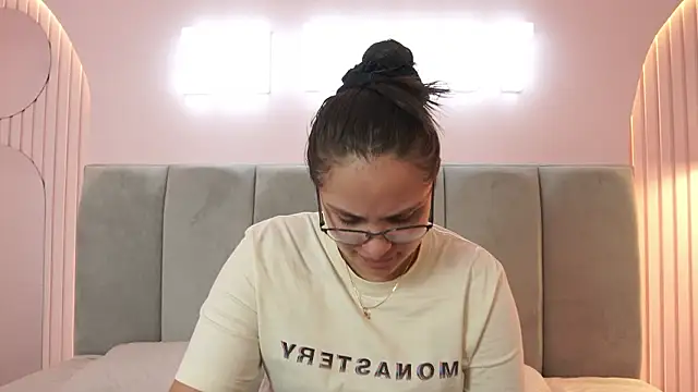 Tayler Kim online show from January 31, 8:07 pm