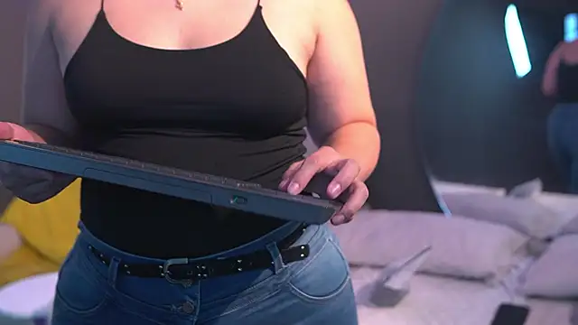 Tayler Kim online show from February 5, 6:23 pm