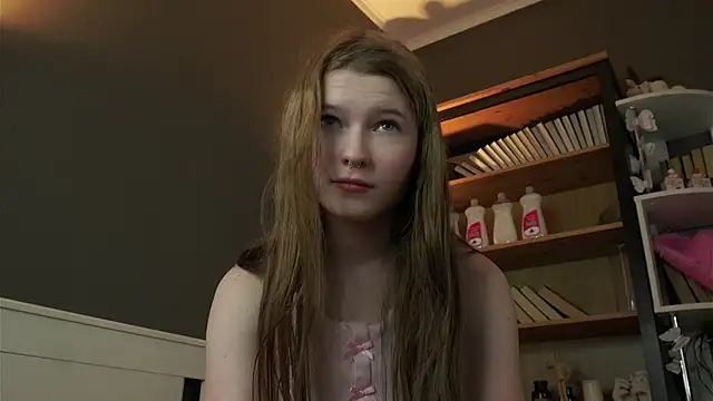 LynHillaire online show from February 6, 11:02 am