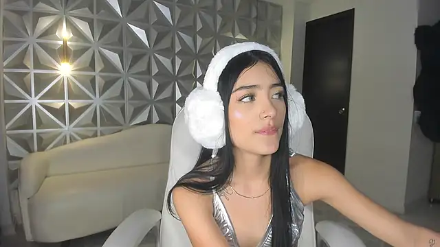 zoerouse  online show from December 17, 8:15 pm