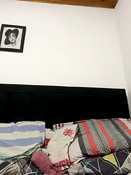 Snapshot of coupledesire18 chatting on October 16, 12:11 am coupledesire18 online show from October 16, 12:11 am