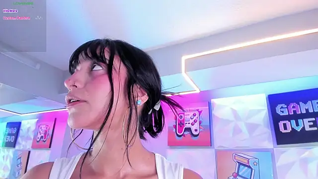 LindaWz  online show from December 4, 5:39 am