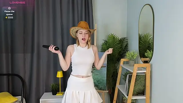 HollieCollelo online show from November 6, 3:18 am