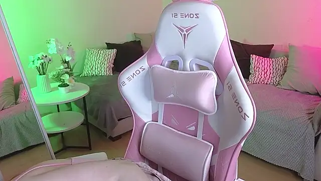 Snapshot of Sweetie_Hope chatting on February 20, 4:40 pm Sweetie Hope online show from February 20, 4:40 pm