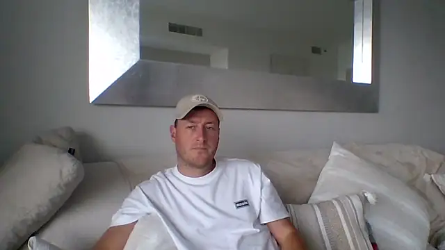 Snapshot of Londonlad818 chatting on April 10, 4:44 pm Londonlad818 online show from April 10, 4:44 pm