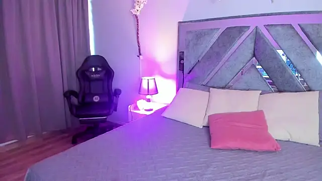 jasmincollin  online show from March 8, 8:01 pm