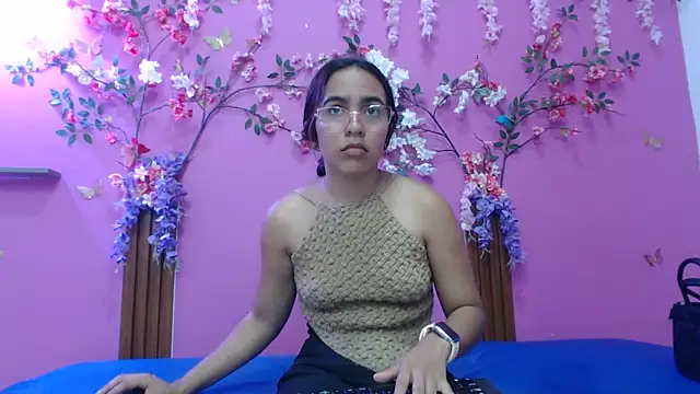 skinnysofia18 online show from February 8, 6:06 am