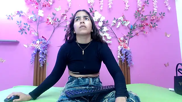 skinnysofia18 online show from May 5, 3:20 pm